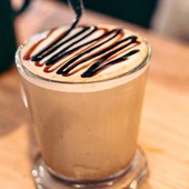 Vais resistir a esta delícia? 🤤
Até já!

#meeplencoffee #Coffeelover #latte #caramellate #chocolatelovers #lattesnickers #lattesnickers☕️🍫