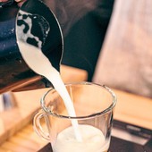 A crema ou espuma de leite são feitas com a pressão e mãos certas para que os teus lattes fiquem perfeitos! 🤤

#latte #cafelatte #meeplencoffee #coffeetime #thebestforyou